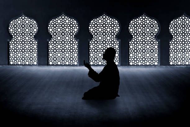 silhouette de l’homme musulman priant - evening prayer photos et images de collection