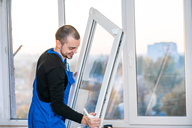 master professionale alla riparazione e installazione di finestre, al lavoro - window installing repairing construction foto e immagini stock