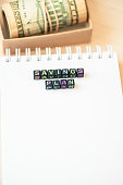 worte-sparplan-aus-bl%C3%B6cken-mit-buch