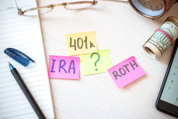 401k ira roth en pedazos de dólares de papel de colores en la mesa. concepto de pensión. planes de jubilación. - retirement investment capital letter text fotografías e imágenes de stock