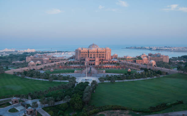 wunderschöner panoramablick auf das emirates palace hotel. - emirates palace hotel stock-fotos und bilder