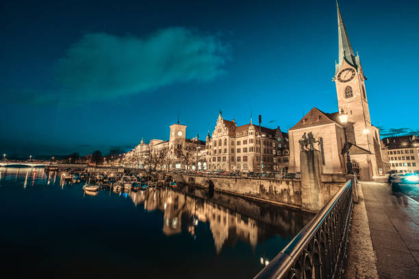 chiesa di fraumunster di notte a zurigo, svizzera - grossmunster cathedral foto e immagini stock