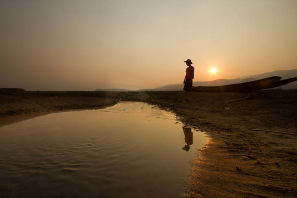 물 부족 과 기후 변화 - scarcity water people land 뉴스 사진 이미지