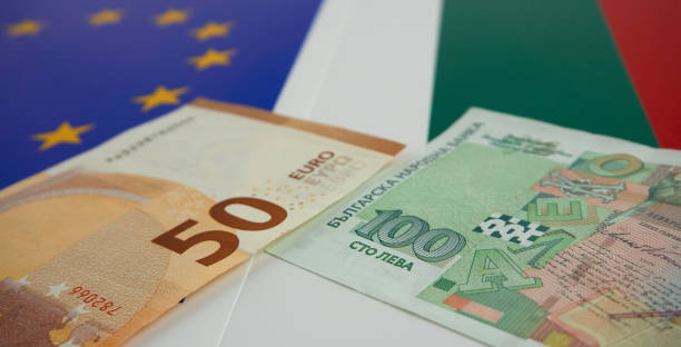 banconote bulgare e dell'unione europea davanti alla bandiera dell'ue e della bulgara - euro symbol european union currency currency banking foto e immagini stock