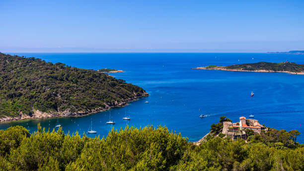 francja - port-cros, wyspa w archipelagu morza śródziemnego znana jako wyspy hyères - cros zdjęcia i obrazy z banku zdjęć