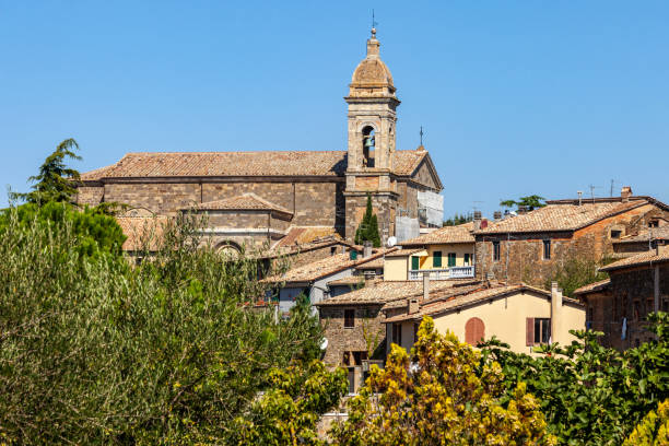 la cathédrale de san salvatore à montalcino, toscane, italie - siena province photos et images de collection