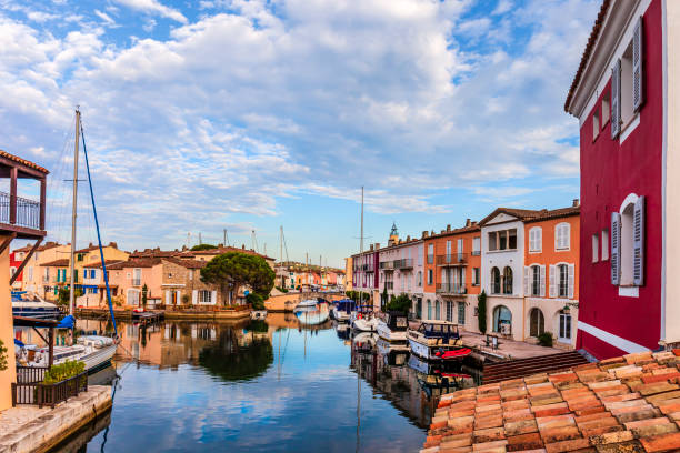 франция, каналы и красочные здания порт гримо - francia стоковые фото и изображения