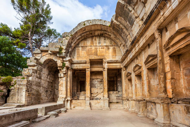 франция - немес, так называемый храм дианы, древнеримский дом 1-го века - nimes стоковые фото и изображения