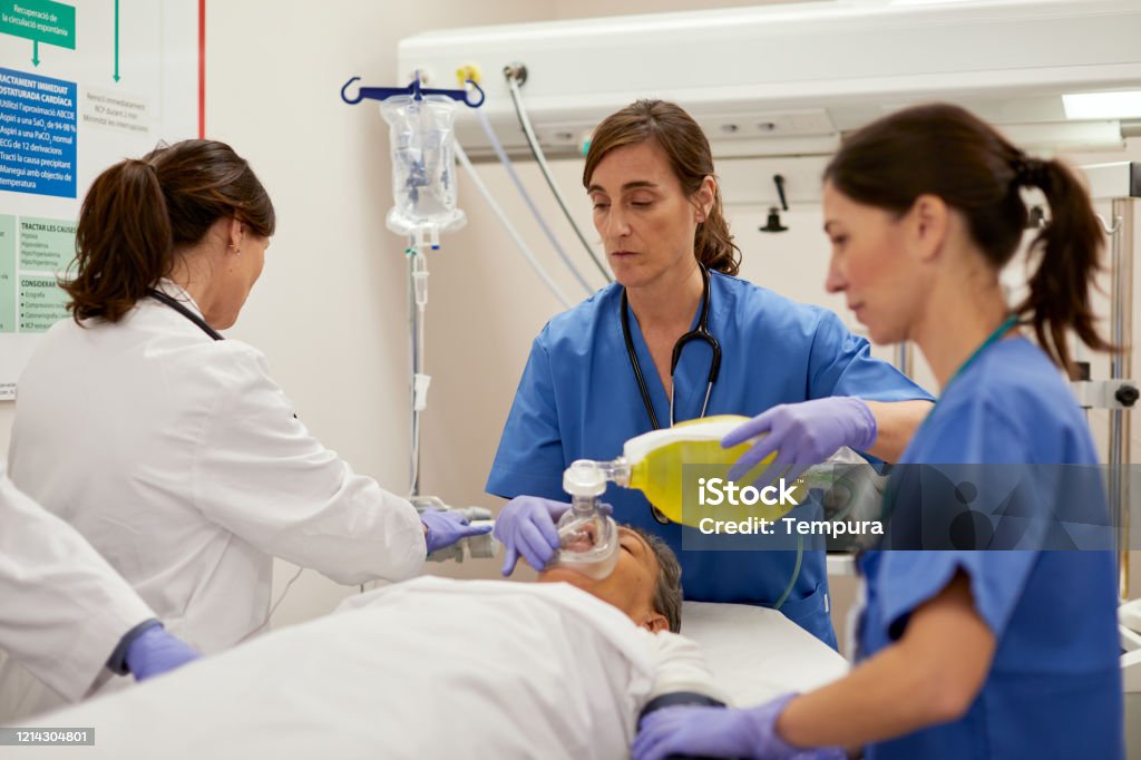 Foto de Vários Médicos Trabalhando Em Uma Sala De Emergência