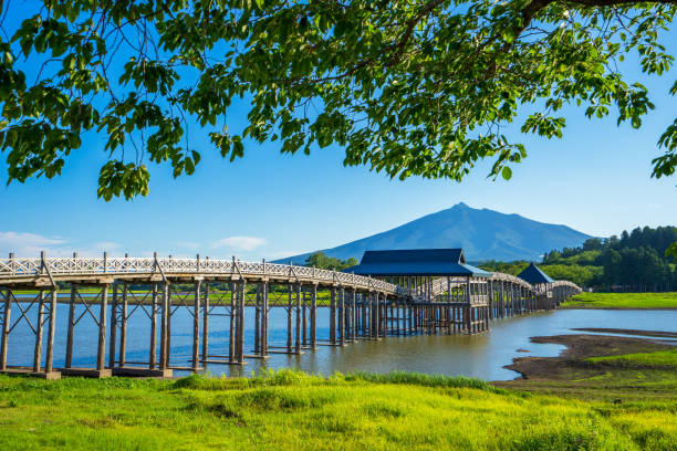 gewölbte holzbrücke und blauer himmel - präfektur aomori stock-fotos und bilder