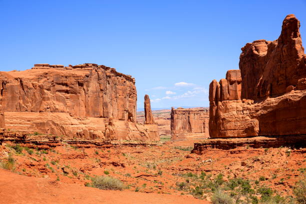 arches national park in summer, utah-usa - travel famous place balanced rock beauty in nature imagens e fotografias de stock