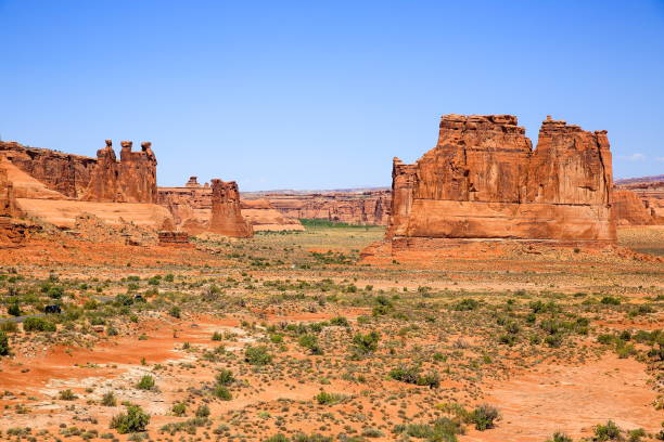 parque nacional arches en verano, utah-ee. uu. - travel famous place balanced rock beauty in nature fotografías e imágenes de stock