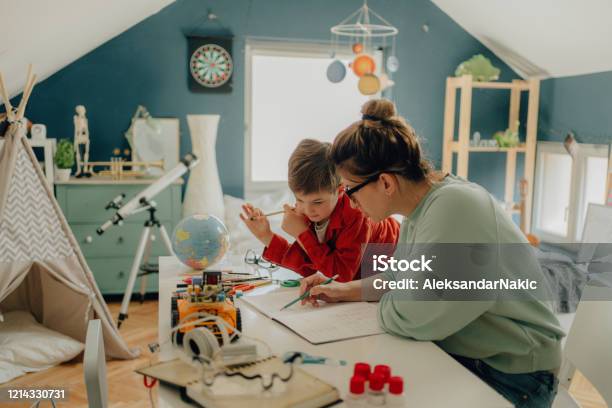 Homeschooling Stockfoto en meer beelden van Kind - Kind, Huiswerk, Moeder