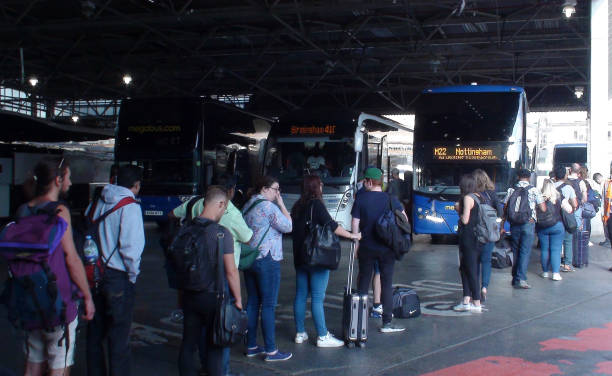 people boarding bus, london victoria coach station, inghilterra europa scenario - coach bus bus transportation travel foto e immagini stock