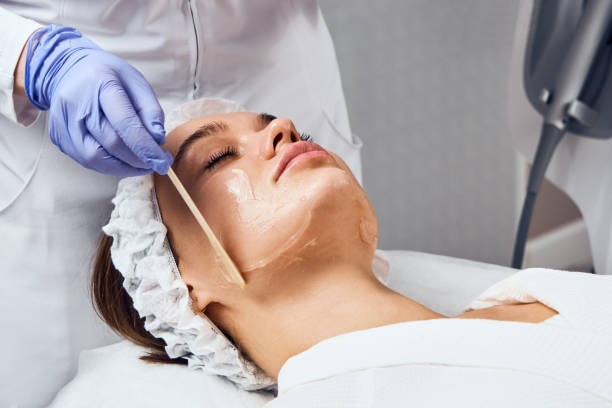 cuidado de la piel de la cara. primer plano de la mujer recibiendo tratamiento facial de pelado de microdermabrasión hidroeléctrica en cosmetic beauty spa clinic. limpiador de vacío hydra. exfoliación, rejuvenecimiento e hidratación. cosmetología - sustancia química fotografías e imágenes de stock