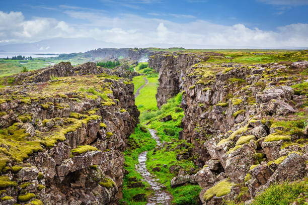 национальный парк цинвеллир континентальный водораздел исландия цинвеллир - landscape iceland mountain green стоковые фото и изображения