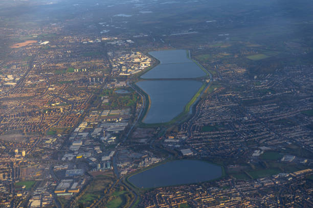 vue aérienne de la ville de londres et de ses banlieues, royaume-uni - satellite view aerial view cityscape suburb photos et images de collection