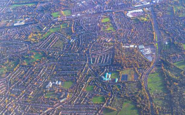 vue aérienne de la ville de londres et de ses banlieues, royaume-uni - satellite view aerial view cityscape suburb photos et images de collection