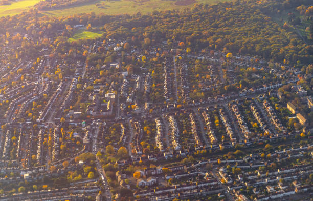 vue aérienne de la ville de londres et de ses banlieues, royaume-uni - satellite view aerial view cityscape suburb photos et images de collection