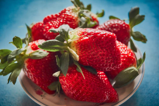 deliciosas fresas de españa listas para comer - medicine closed antioxidant close to fotografías e imágenes de stock