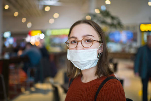 jovem em um shopping usando máscara médica protetora - supermarket fast food fast food restaurant people - fotografias e filmes do acervo