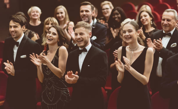 standing ovations im theater - evening wear stock-fotos und bilder
