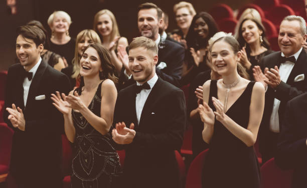 standing ovation dans le théâtre - tenue de soirée photos et images de collection