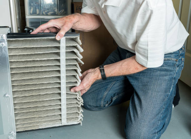hvac 용광로에서 더러운 공기 필터를 변경하는 노인 - furnace air conditioner air duct repairing 뉴스 사진 이미지