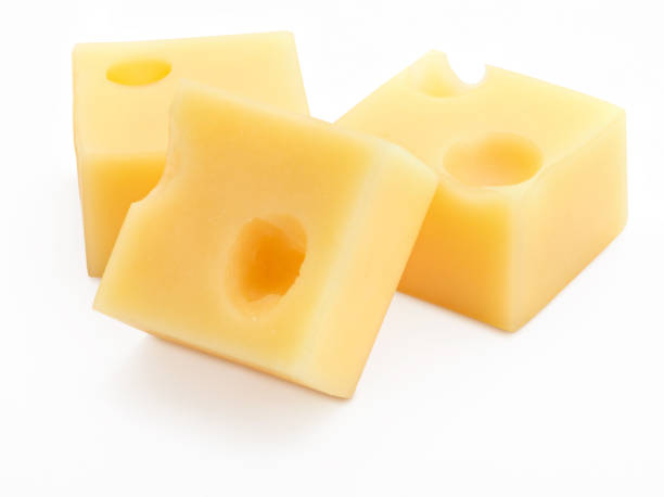 porcje (kostki, kostka) szwajcarskiego sera emmental. tekstura otworów i pęcherzyków. odizolowane na białym tle - cheese portion emmental cheese yellow zdjęcia i obrazy z banku zdjęć