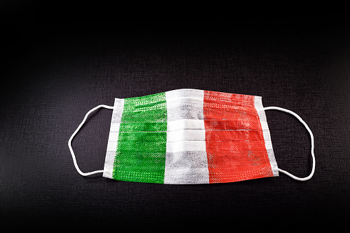 máscara respiratoria desechable con textura de bandera de italia. Concepto de crisis del coronavirus en Italia, pandemia mundial. photo