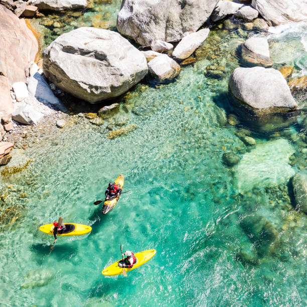 trois kayakistes vus d’en haut, verzasca, tessin, suisse - ticino canton stone switzerland water photos et images de collection