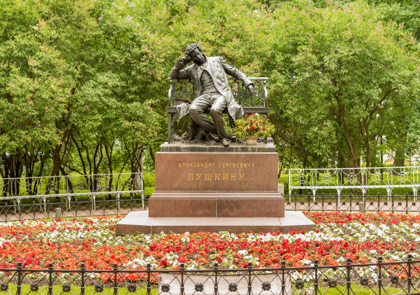 monument au poète alexander pouchkine dans le jardin de lyceum, russie - pushkin photos et images de collection