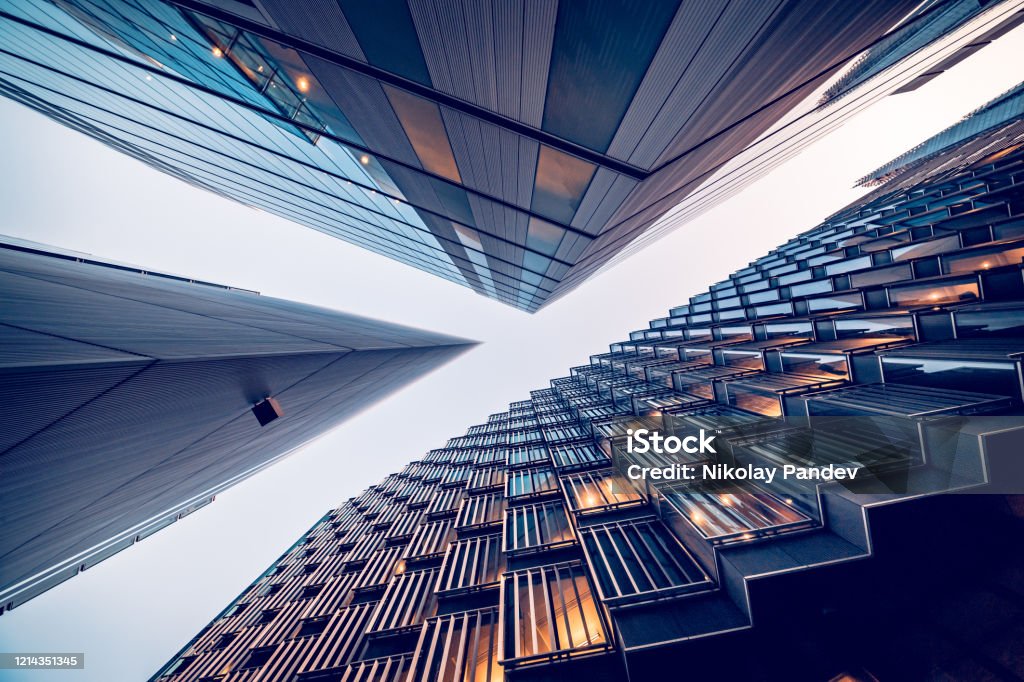 Doğrudan Londra'nın merkezinde finans bölgesinin siluetine bakarak - hisse senedi görüntüsü - Royalty-free Dış cephe Stok görsel