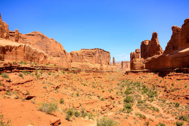 parque nacional arches em verão, utah-eua - travel famous place balanced rock beauty in nature - fotografias e filmes do acervo