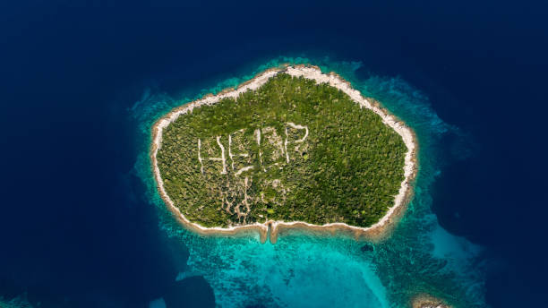 groot help-bericht op een afgelegen eiland - onbewoond eiland stockfoto's en -beelden