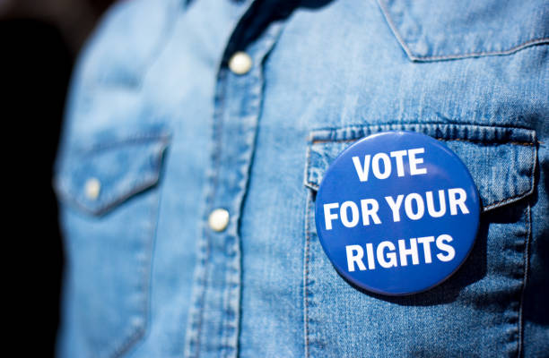 botón "vota por tus derechos" en chambray shirt close-up - voting usa button politics fotografías e imágenes de stock