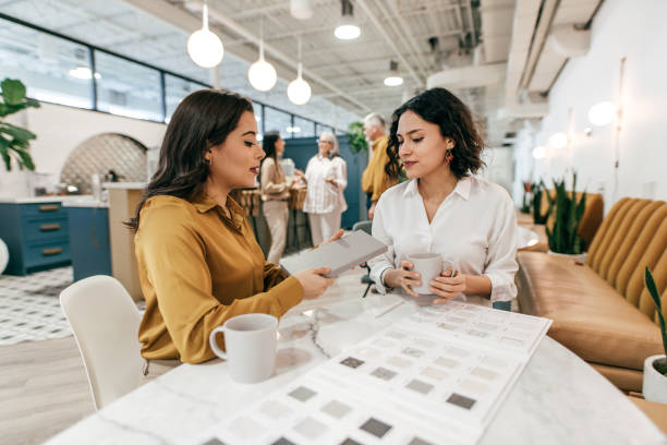 assistenza clienti e formazione efficace per il tuo personale - retail shopping talking customer foto e immagini stock