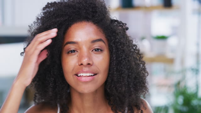 27,766 Black Woman Hair Stock Videos and Royalty-Free Footage - iStock |  Black woman hair salon, Black woman hair cut, Black woman hair care