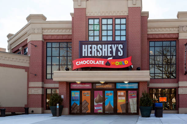 hershey’s chocolate world store in  pennsylvania, new york, usa. - hersheys imagens e fotografias de stock