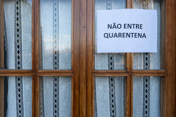 istock Do not enter Quarantine in Portuguese language 1214370560