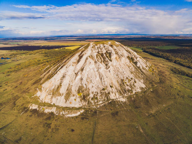 monte shihan toratau vicino alla città di ishimbai. simbolo della città di ishimbai. bashkortostan. russia. - south ural foto e immagini stock