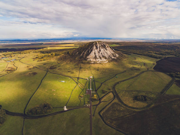 monte shihan toratau vicino alla città di ishimbai. simbolo della città di ishimbai. bashkortostan. russia. - south ural foto e immagini stock