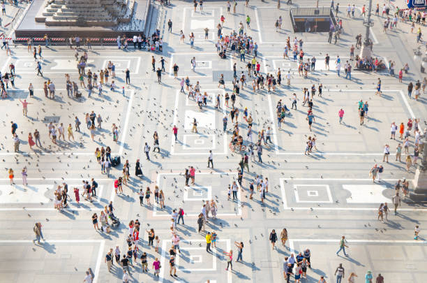 menigte kleine cijfers van mensen op piazza del duomo vierkant, milaan, italië - areal stockfoto's en -beelden