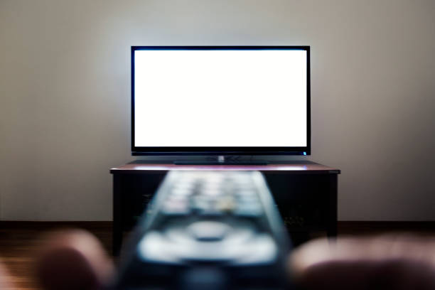 concepto de vídeo multimedia en tv en habitación oscura - high definition television audio fotografías e imágenes de stock
