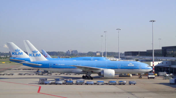 アムステルダムのスキポール空港に駐車しているklmボーイング777 - air france klm ストックフォトと画像