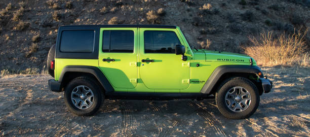 bright green 4x4 jeep wrangler - editorial sports utility vehicle car jeep imagens e fotografias de stock