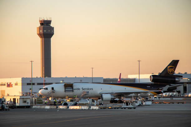 un aereo cargo ups della torre di controllo del traffico aereo al crepuscolo - air traffic control tower foto e immagini stock