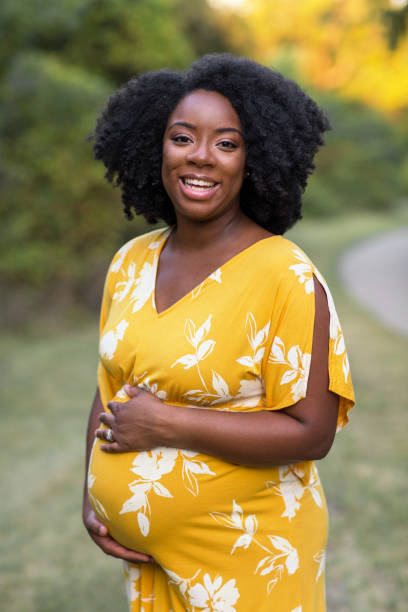 portrait of a beautiful african american pregnant woman - family american culture african culture black imagens e fotografias de stock