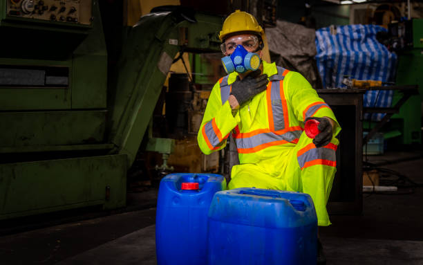 un'industria ingegnere che indossa uniformi di sicurezza, guanti neri e maschera antigas sotto controllo serbatoio chimico nel lavoro di fabbrica dell'industria. - half tank foto e immagini stock