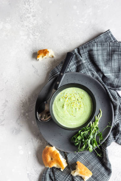 wegańska zupa kremowa z awokado i szpinakiem podawana z mikro zielenią i chlebem. koncepcja diety żywności. kuchnia wegetariańska i wegańska. - soup zucchini spinach cream zdjęcia i obrazy z banku zdjęć